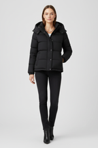 Insulated Women's Jacket with Secure Fit and Durable Design