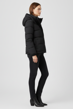 Insulated Women's Jacket with Secure Fit and Durable Design