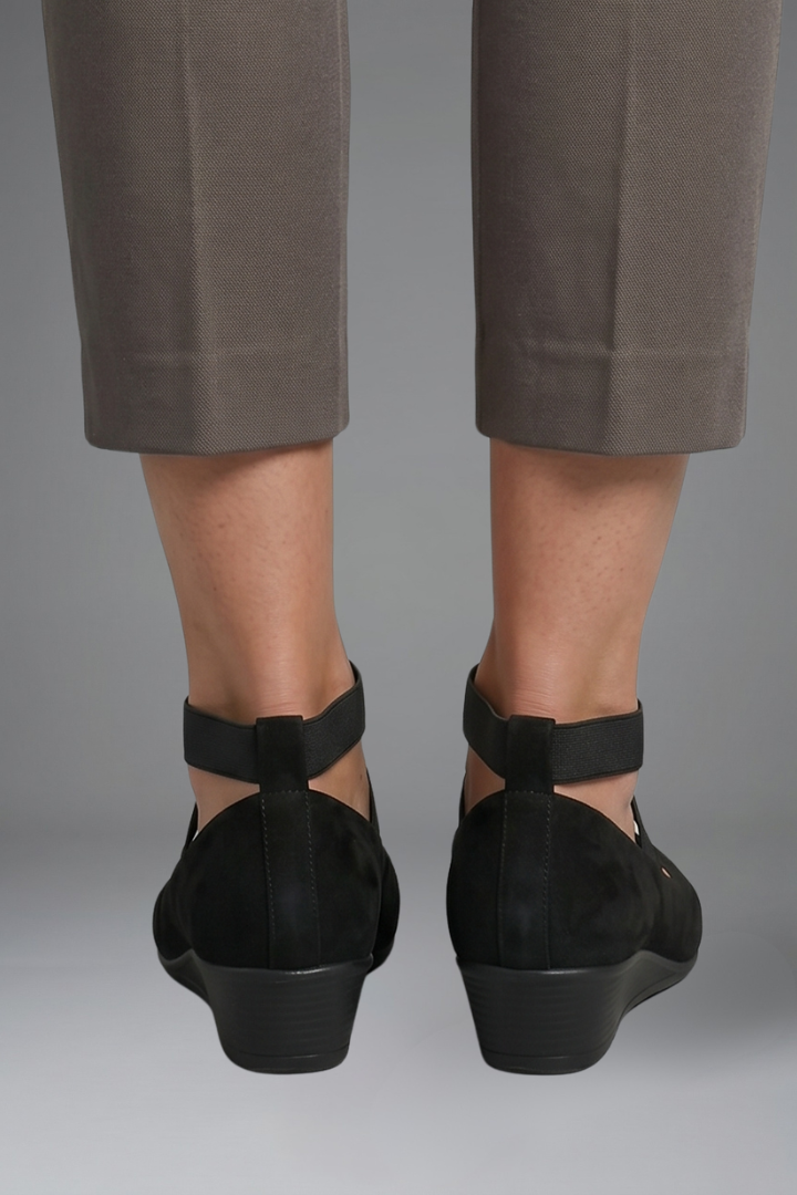 Women's Slip-On Orthopaedic Flat Shoes with Crisscross Elastic Straps and Low Wedge Sole for Daily Comfort