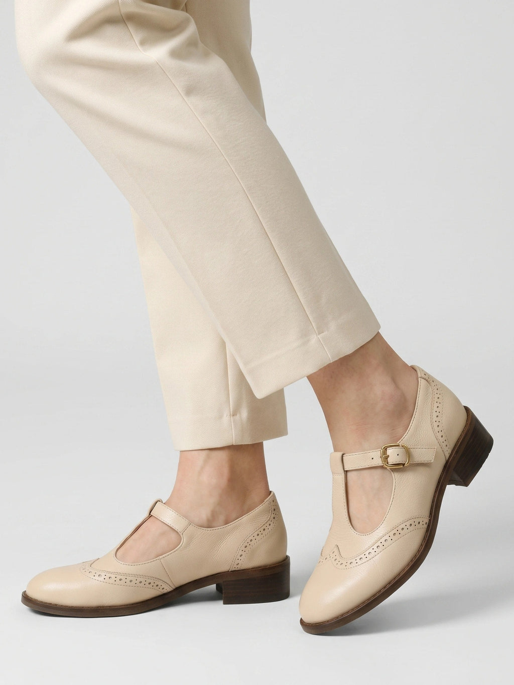 Gleamond | Women's T-Strap Mary Jane Flat Shoes with Brogue Detail Gleamond